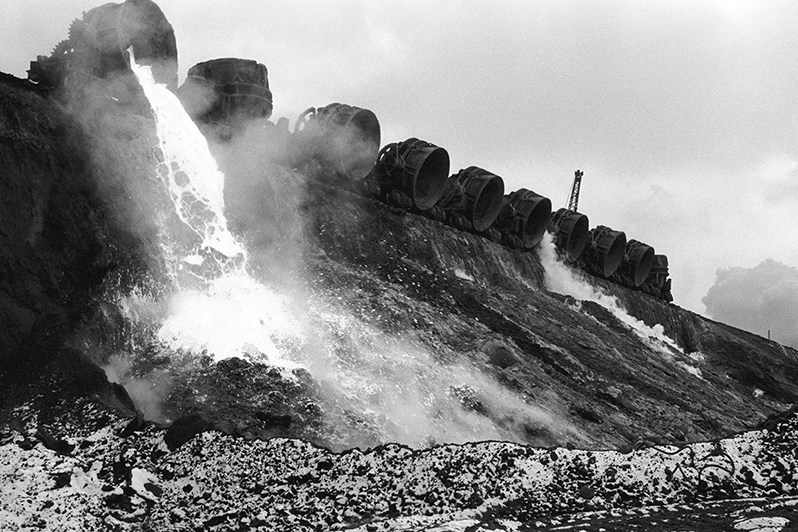 Сброс шлаковых отходов Запоржского металлургического комбината, Запорожье, УССР. 1991