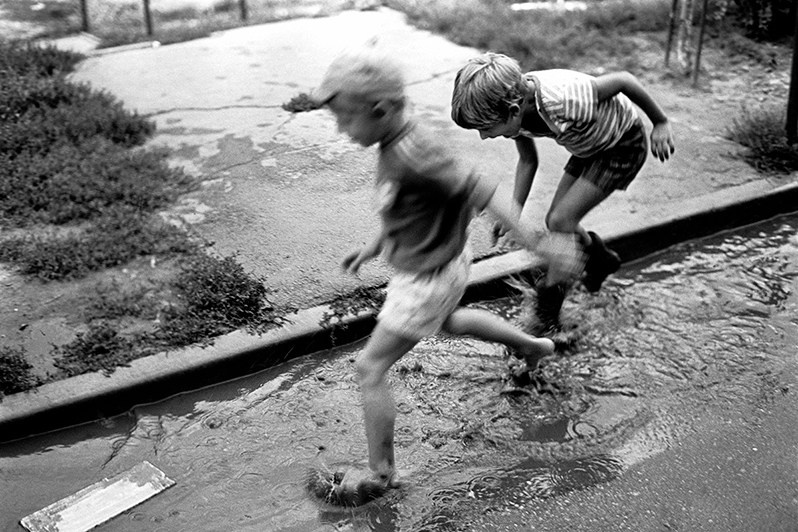 Мальчики во дворе после дождя запускают лодки-доски, Запорожье, УССР. 1980