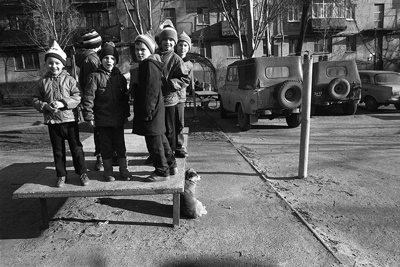 Мальчики на столе для пинг-понга. Фото на память, Запорожье, УССР. 1990