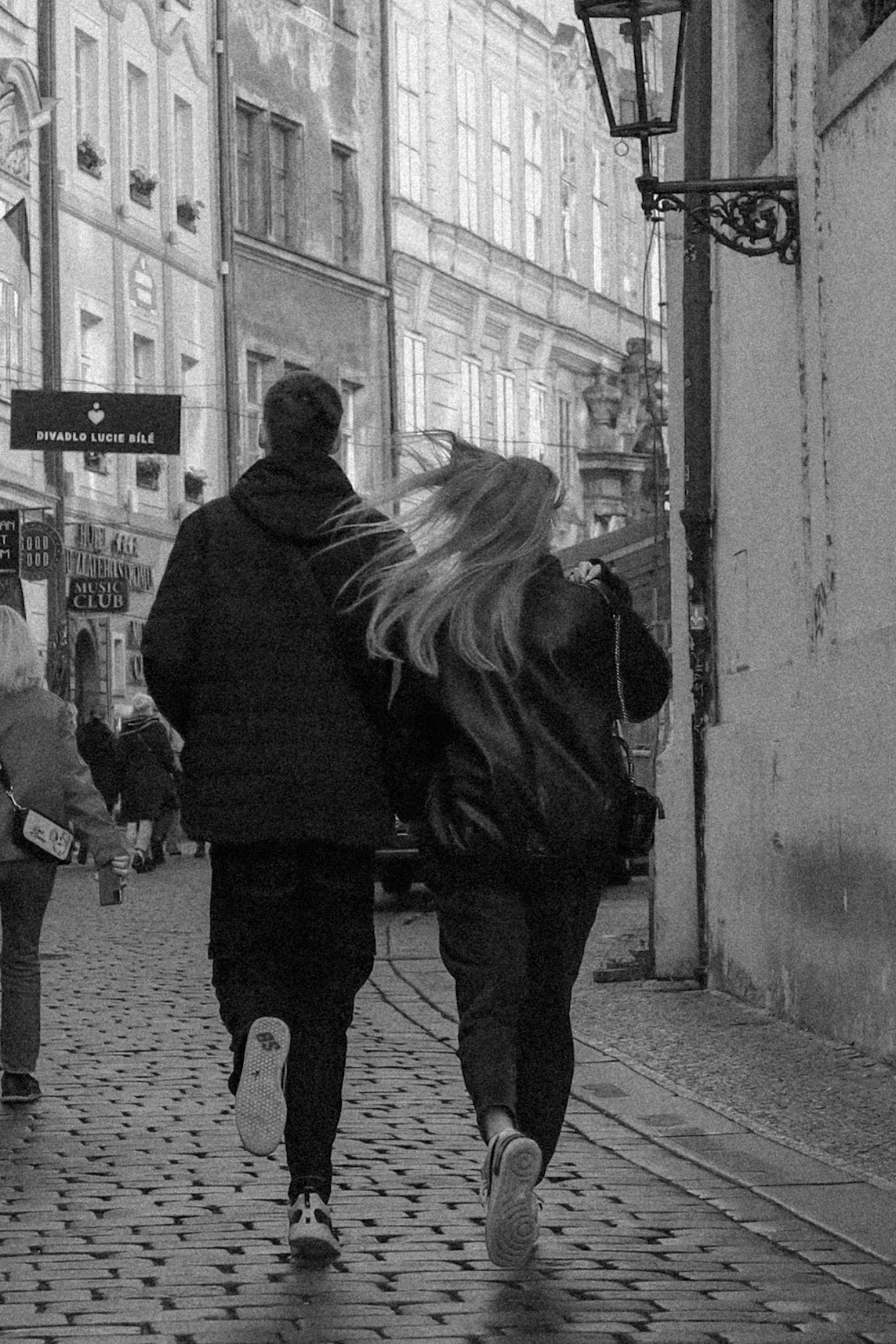 Photosession Lovestory on the Charles bridge Prague. Fotograf Praha a Plzeň. Lovestory, svatba, portrét, rodinné focení