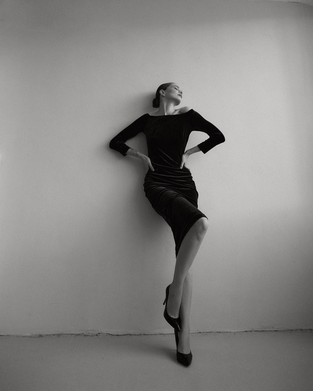 Elegant indoor portraits. Fashion and portrait photographer Inga Makeyeva