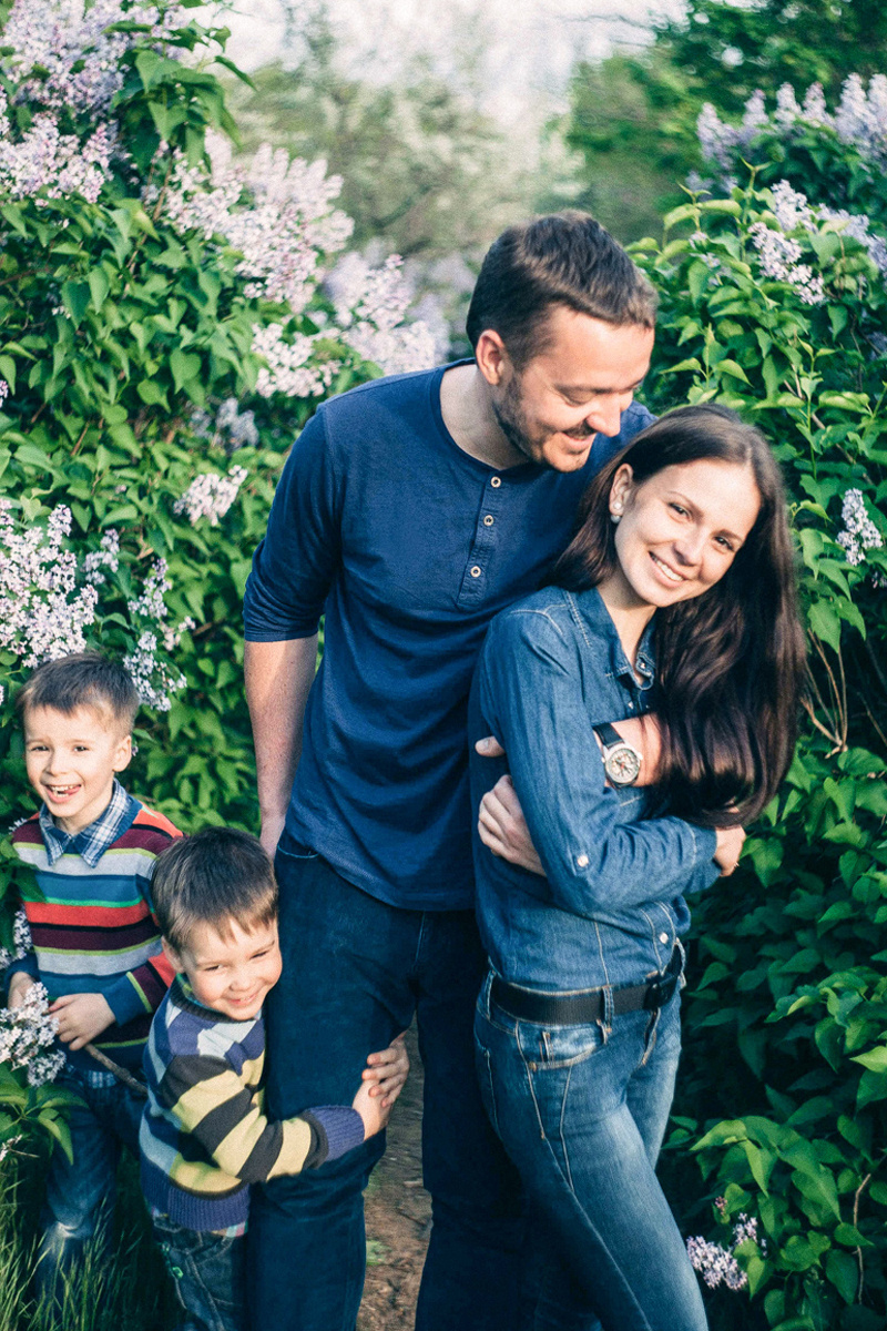 Family iт lilac. Peter Pushkin Photographer