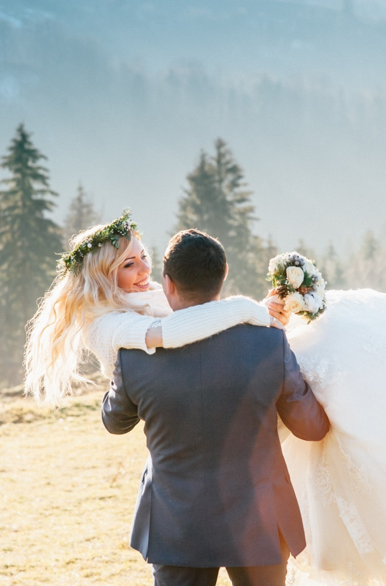 Winter freshness of the Carpathians. Elegant Wedding Photography