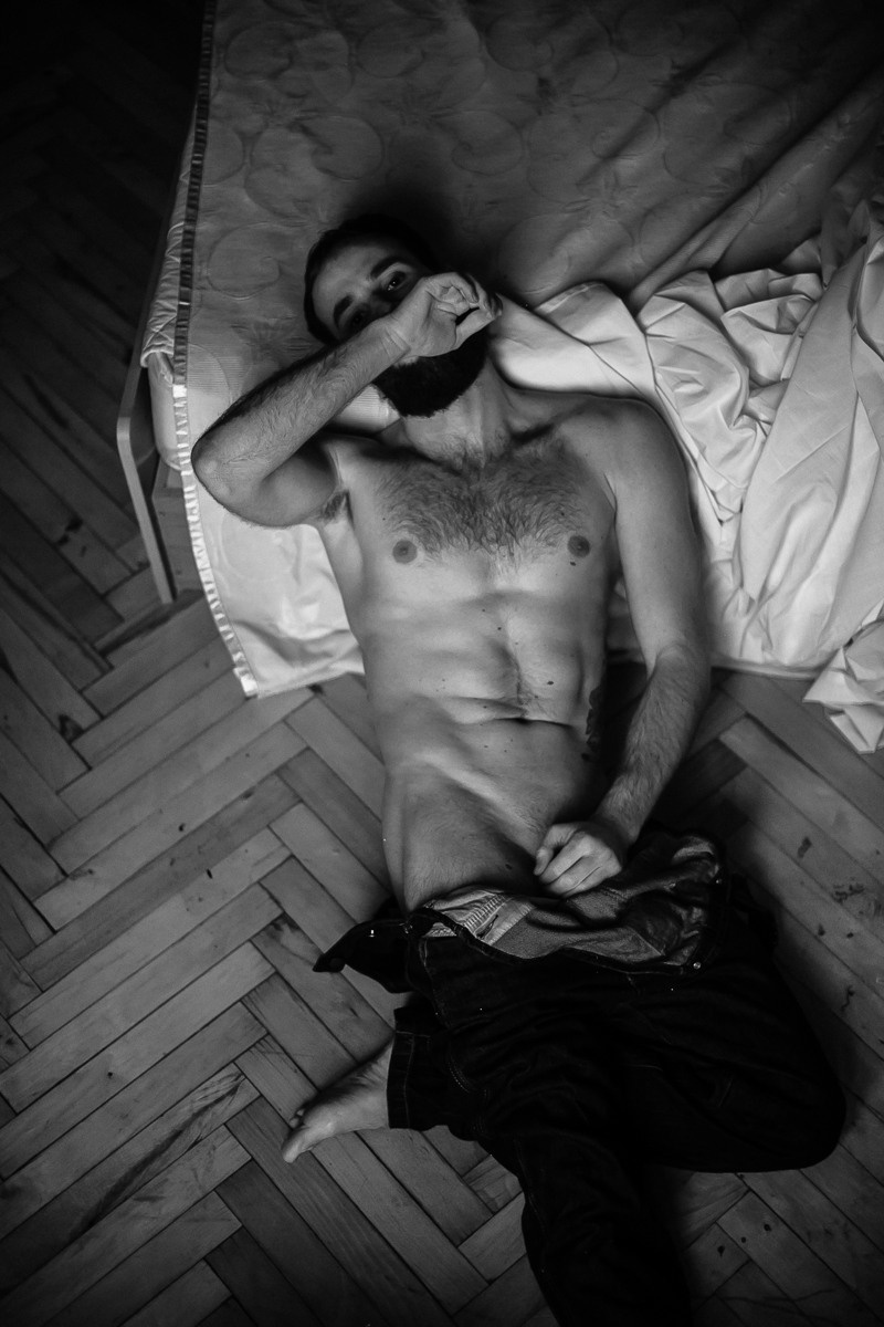 – Way Down We Go. Головна