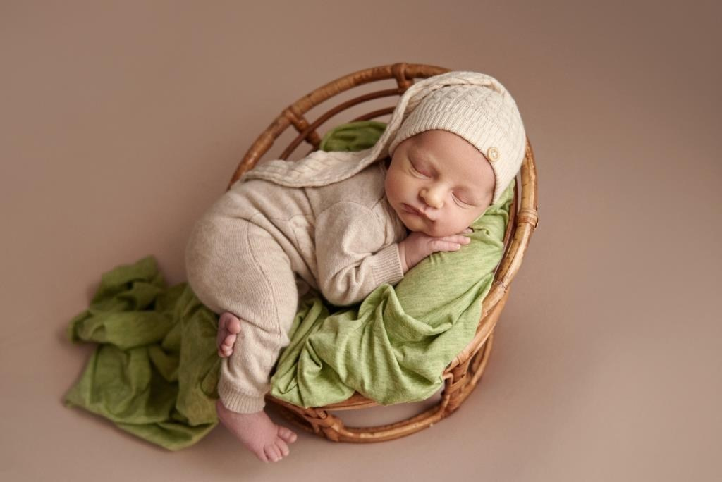 Крісло з ротангу. Фотограф новонароджених діток та їх сімей в Тернополі