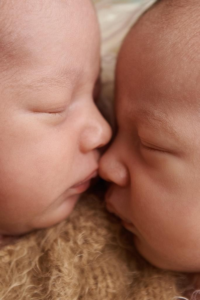 Двійнята. Фотограф новонароджених діток та їх сімей в Тернополі