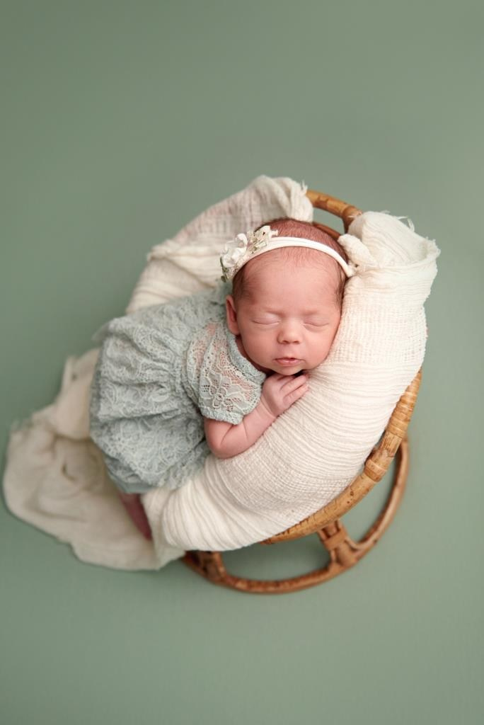 Крісло з ротангу. Фотограф новонароджених діток та їх сімей в Тернополі