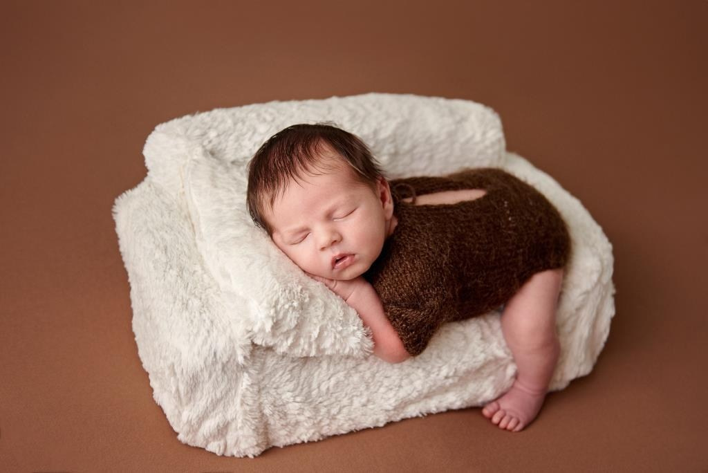 Диванчик. Фотограф новонароджених діток та їх сімей в Тернополі