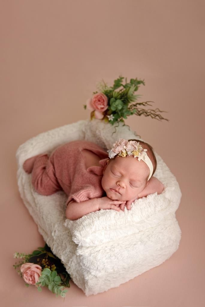 Диванчик. Фотограф новонароджених діток та їх сімей в Тернополі