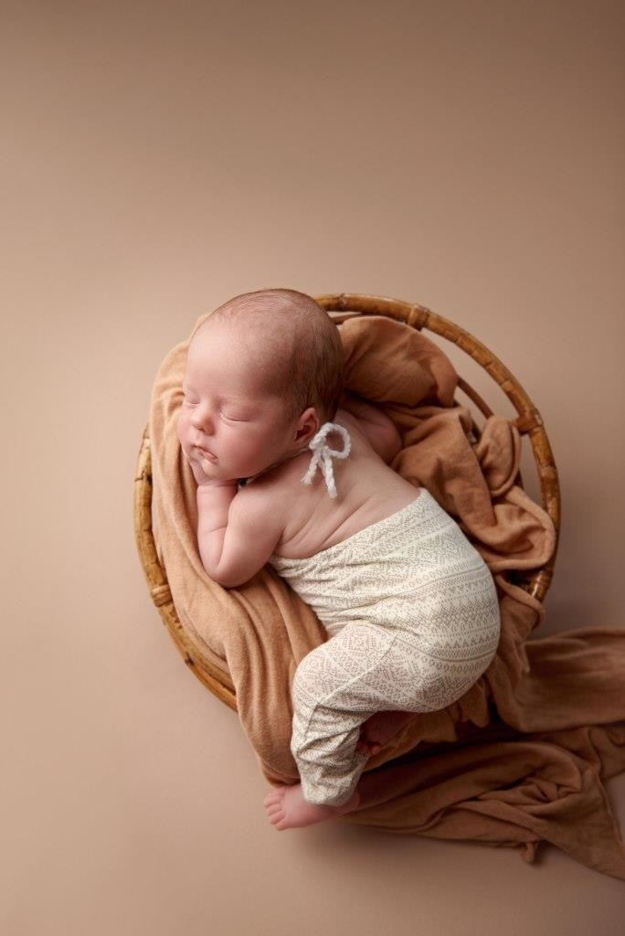 Крісло з ротангу. Фотограф новонароджених діток та їх сімей в Тернополі