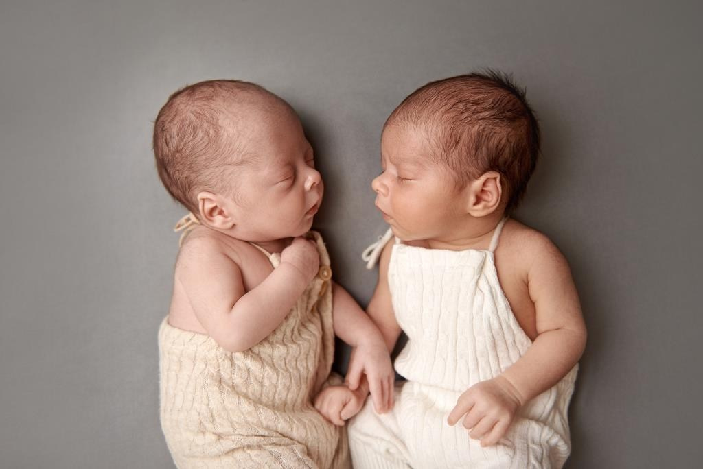 Двійнята. Фотограф новонароджених діток та їх сімей в Тернополі