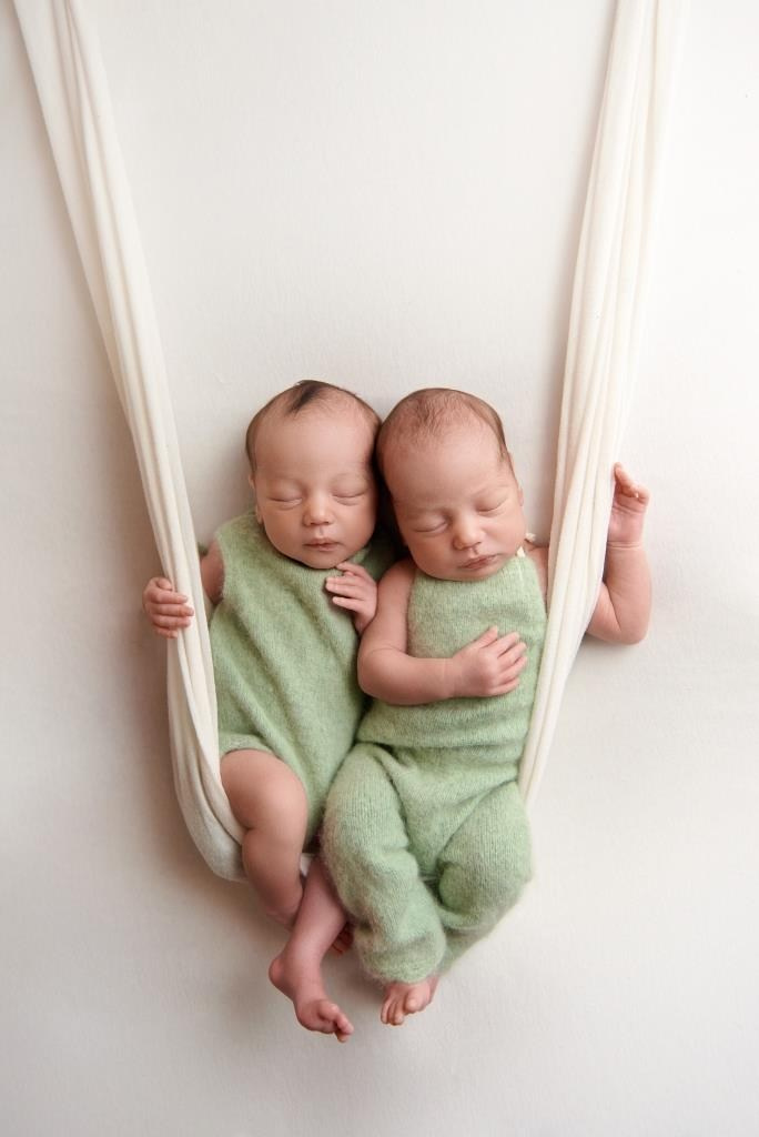 Двійнята. Фотограф новонароджених діток та їх сімей в Тернополі
