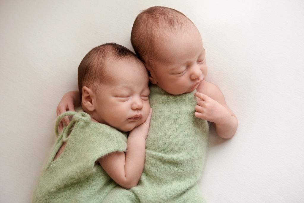 Двійнята. Фотограф новонароджених діток та їх сімей в Тернополі