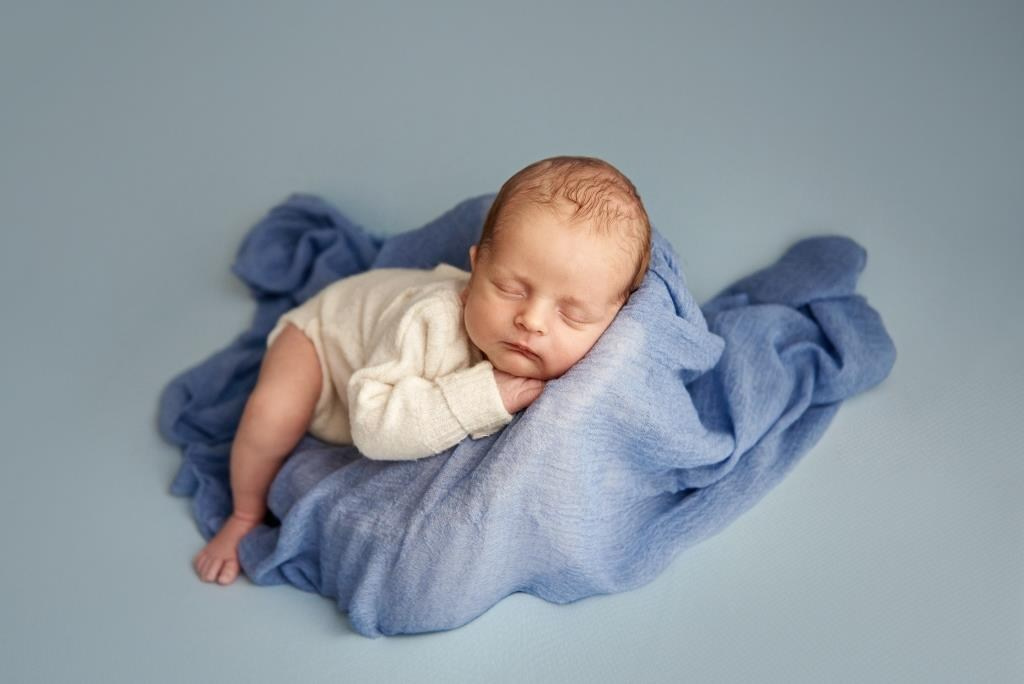 Крісло гамак. Фотограф новонароджених діток та їх сімей в Тернополі