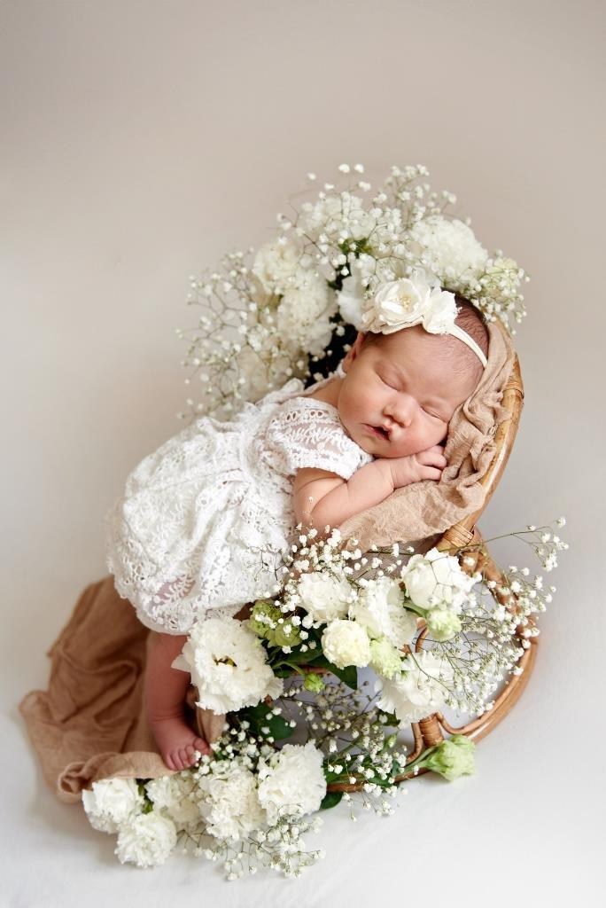 Крісло з ротангу. Фотограф новонароджених діток та їх сімей в Тернополі