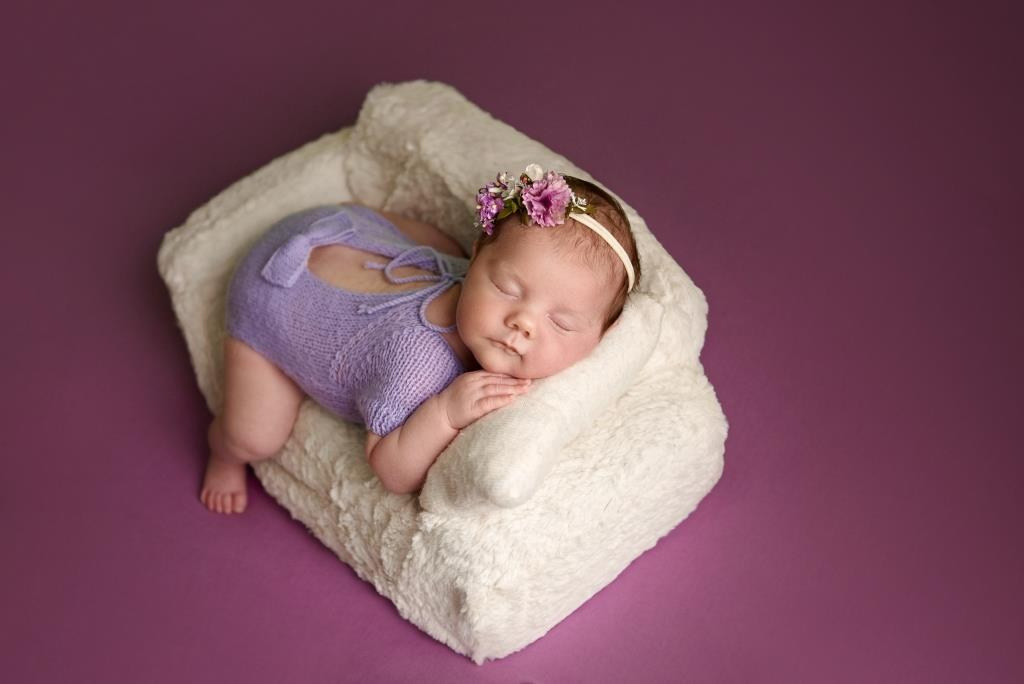 Диванчик. Фотограф новонароджених діток та їх сімей в Тернополі