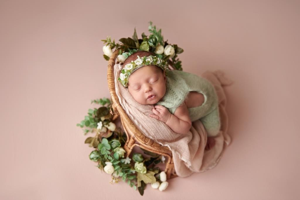 Крісло з ротангу. Фотограф новонароджених діток та їх сімей в Тернополі