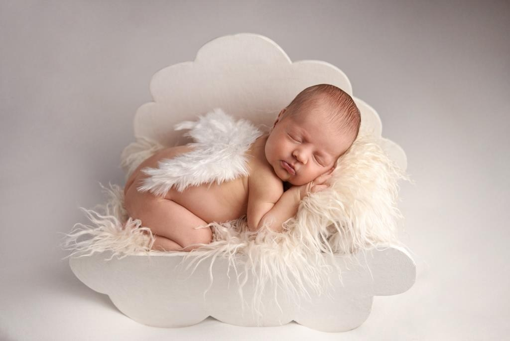 Хмарка ліжечко. Фотограф новонароджених діток та їх сімей в Тернополі