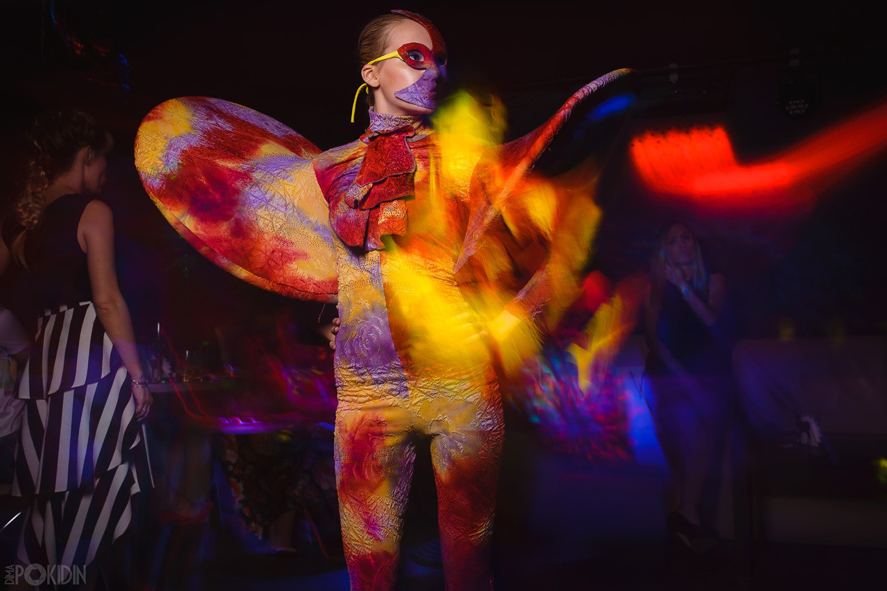 Репортажная съемка Димы Покидина в Днепре — подруги смеются и общаются на вечеринке.