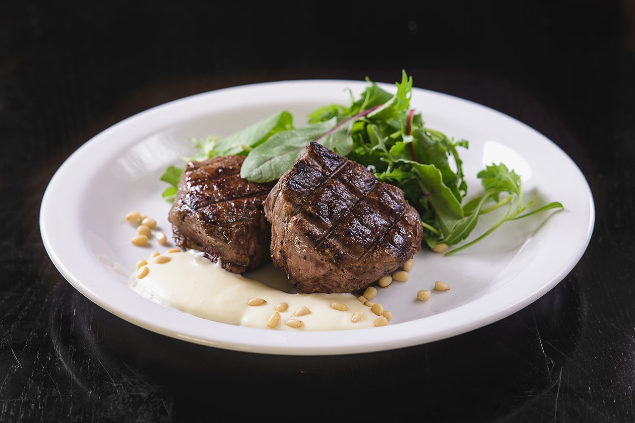 Фотографія стейка в Дніпрі — крупний план м’яса з гарніром.