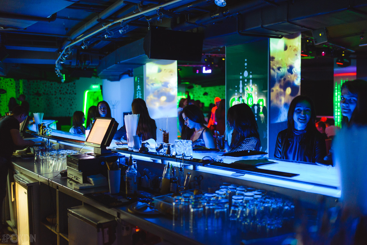 Репортажна фотосесія в Дніпрі — вечірка з друзями та активні танці.