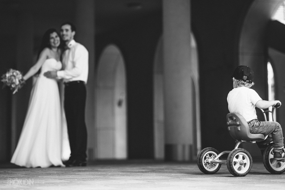 Молодожены в Днепре — обмен взглядами на фоне природы, фотограф Дима Покидин.