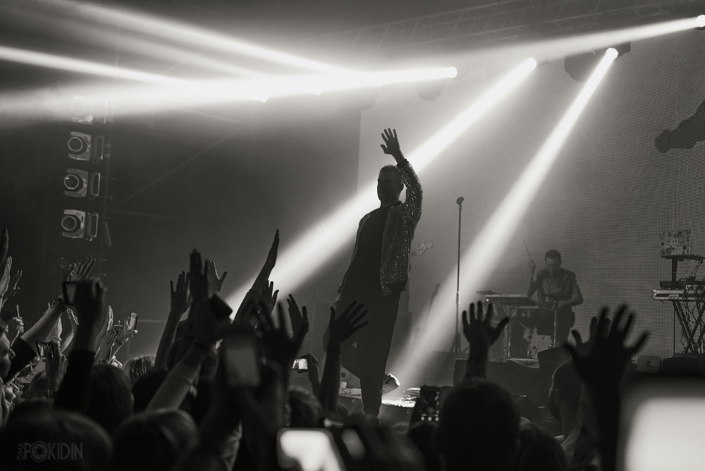 Репортажная фотосессия на концерте в Днепре — эмоции толпы.