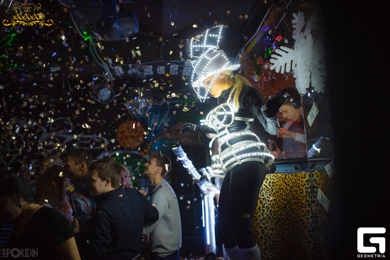 Репортаж с вечеринки в Днепре — девушки веселятся среди толпы.