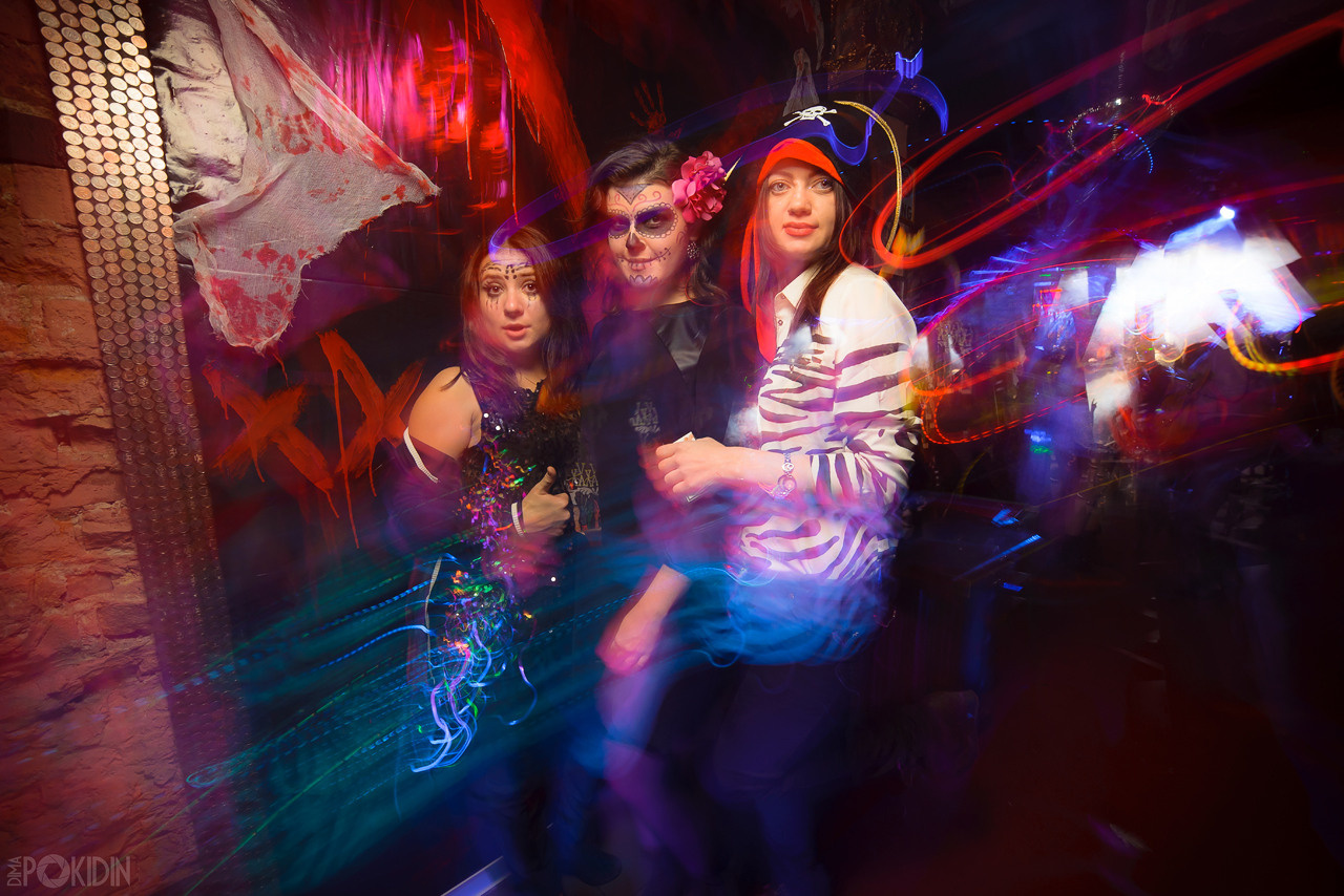 Фотограф в Днепре — девушки наслаждаются вечером в ночном клубе.