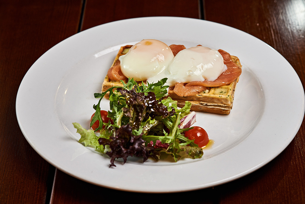 Блюдо в Дніпрі — омлет з овочами та зеленню крупним планом.