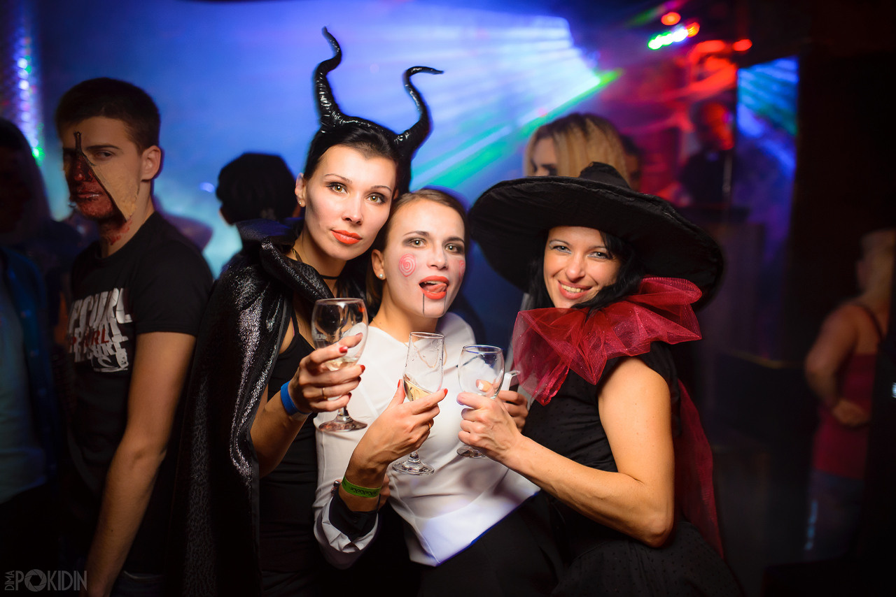 Репортажна зйомка в Дніпрі — дівчата танцюють на танцполі.