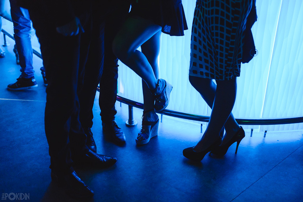 Фотограф Діма Покидін у Дніпрі — дівчата танцюють на танцполі.