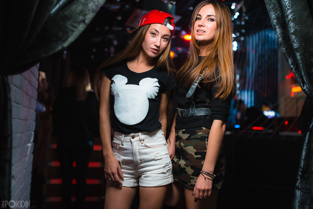 Репортажная съемка в Днепре — девушки танцуют в ночном клубе.