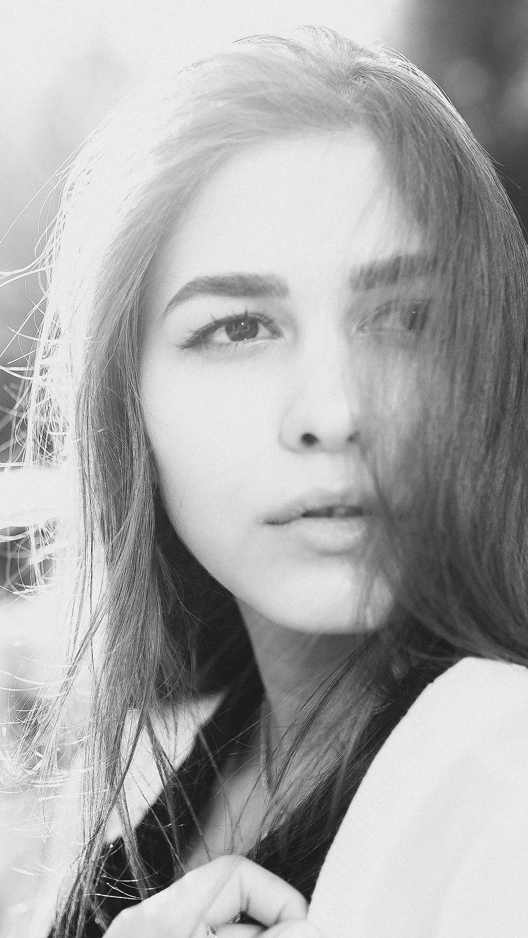 Репортажное фото женщины – искренние эмоции и природная красота.