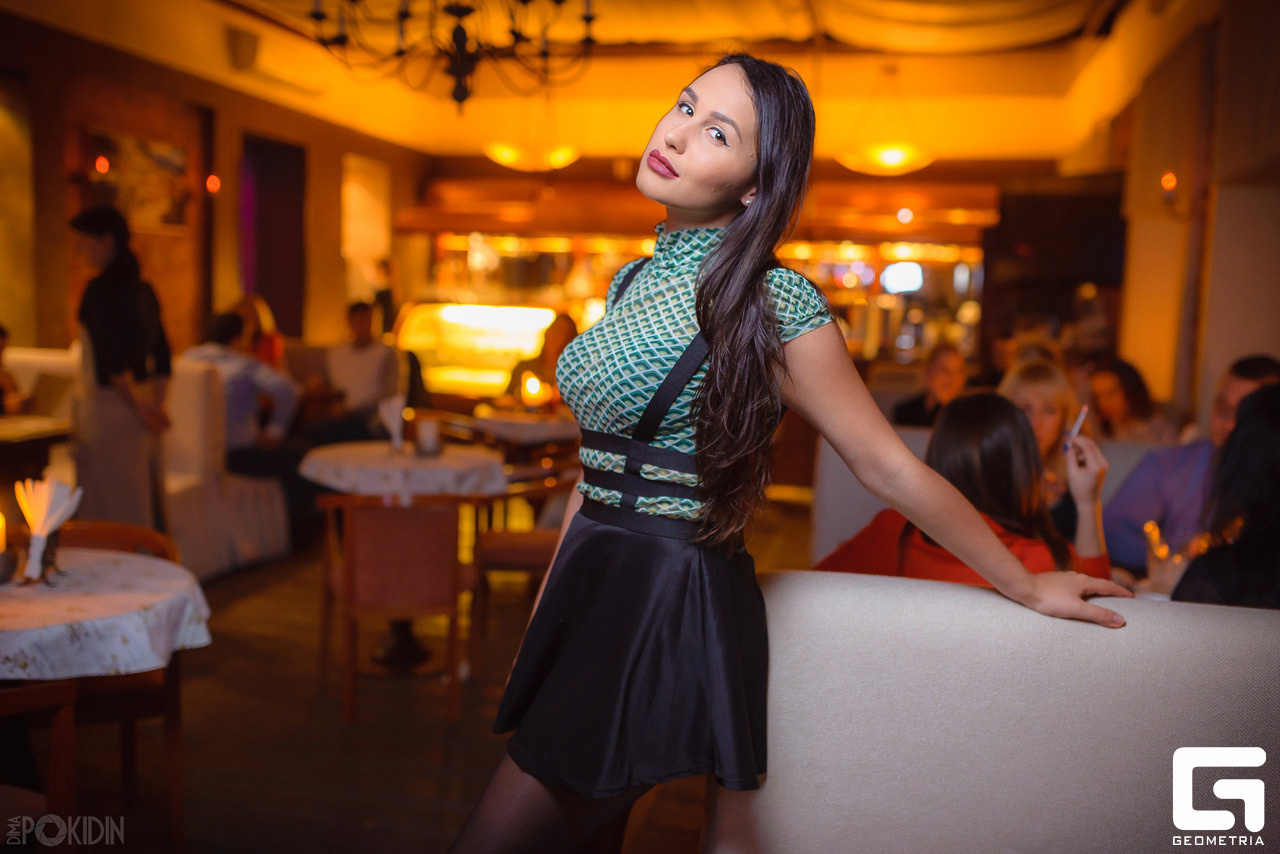 Дівчата на танцполі в Дніпрі — музика та яскраві вогні, фотограф Діма Покидін.