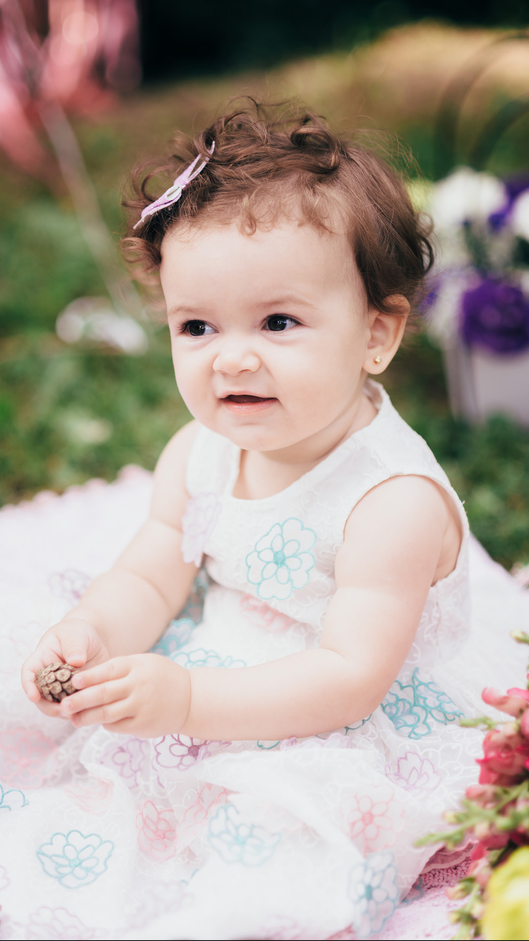 Фотограф у Дніпрі — маленька дівчинка грає в парку на природі.