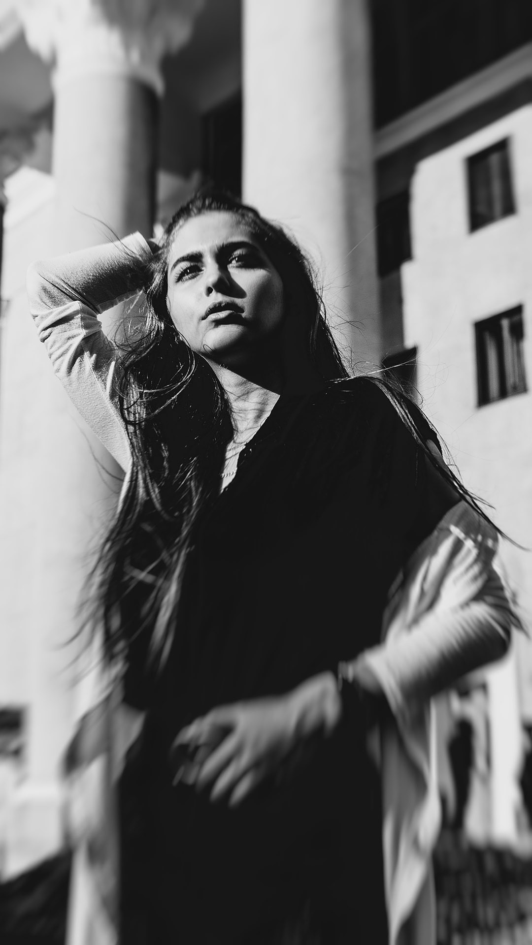 Портрет жінки на природі в Дніпрі — усмішка та тепле світло.