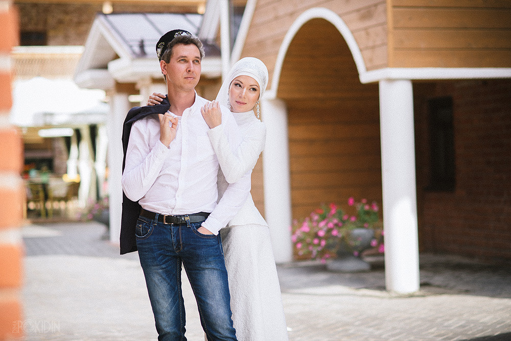 Невеста с букетом в руках на фоне городской архитектуры Днепра.