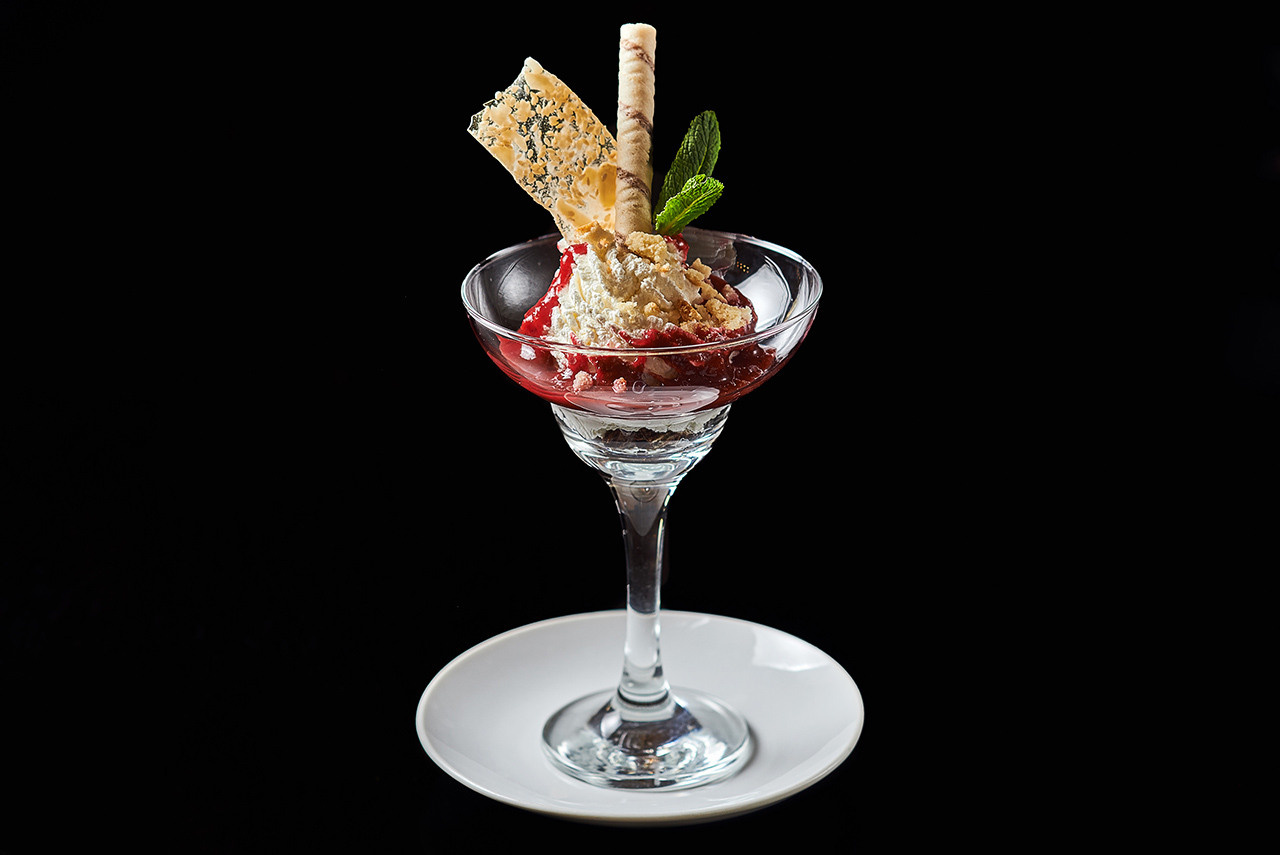 Фотографія десерту в Дніпрі — торт з ягодами та шоколадною глазур’ю.