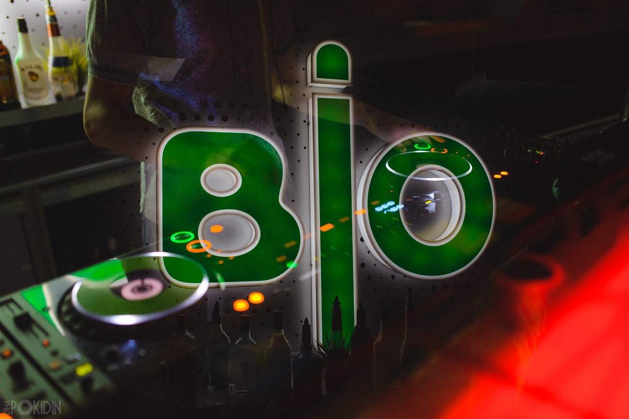 Фотографія дівчат у нічному клубі Дніпра — динамічні танці та світлові ефекти, Діма Покидін.