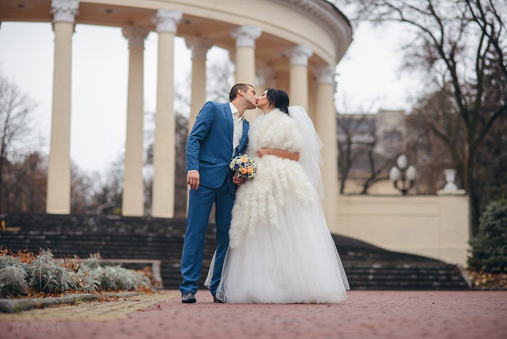 Свадебная пара танцует на улице в Днепре — эмоции и радость.