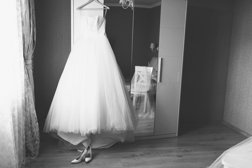 Фотограф Дима Покидин в Днепре — утро невесты в черно-белом кадре.