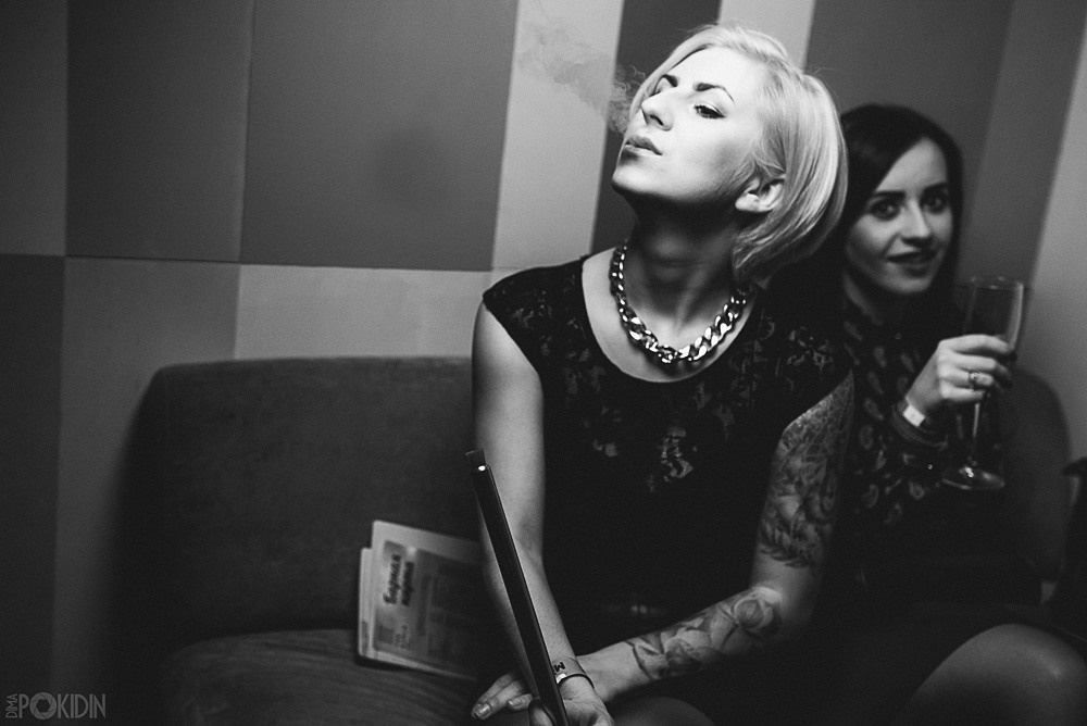 Девушки наслаждаются музыкой в клубе Днепра — репортажная съемка Димы Покидина.