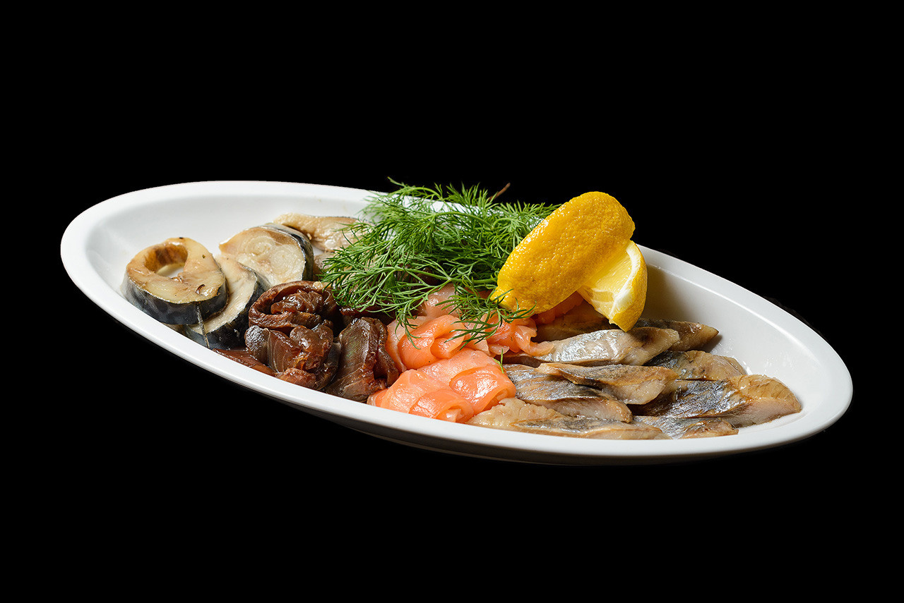 Фотограф Днепра снимает праздничную трапезу с деталями сервировки.