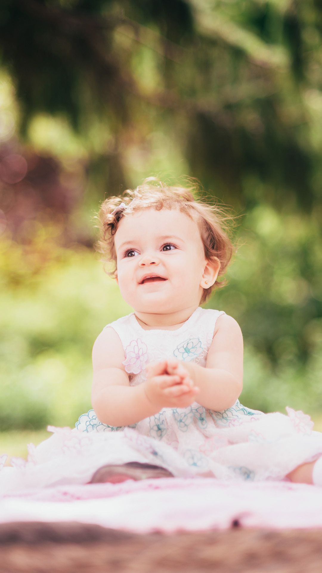 Маленька дівчинка в парку Дніпра — сонячний день і усмішка.