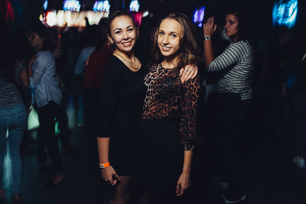 Фотограф Дима Покидин в Днепре — девушки танцуют под яркими огнями клуба.