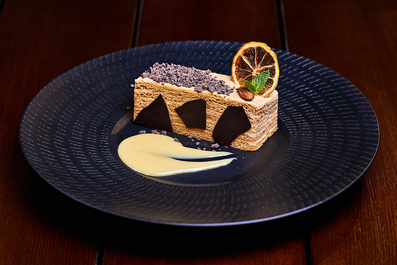 Фотограф фиксирует свежие овощи и готовую тарелку еды в Днепре.