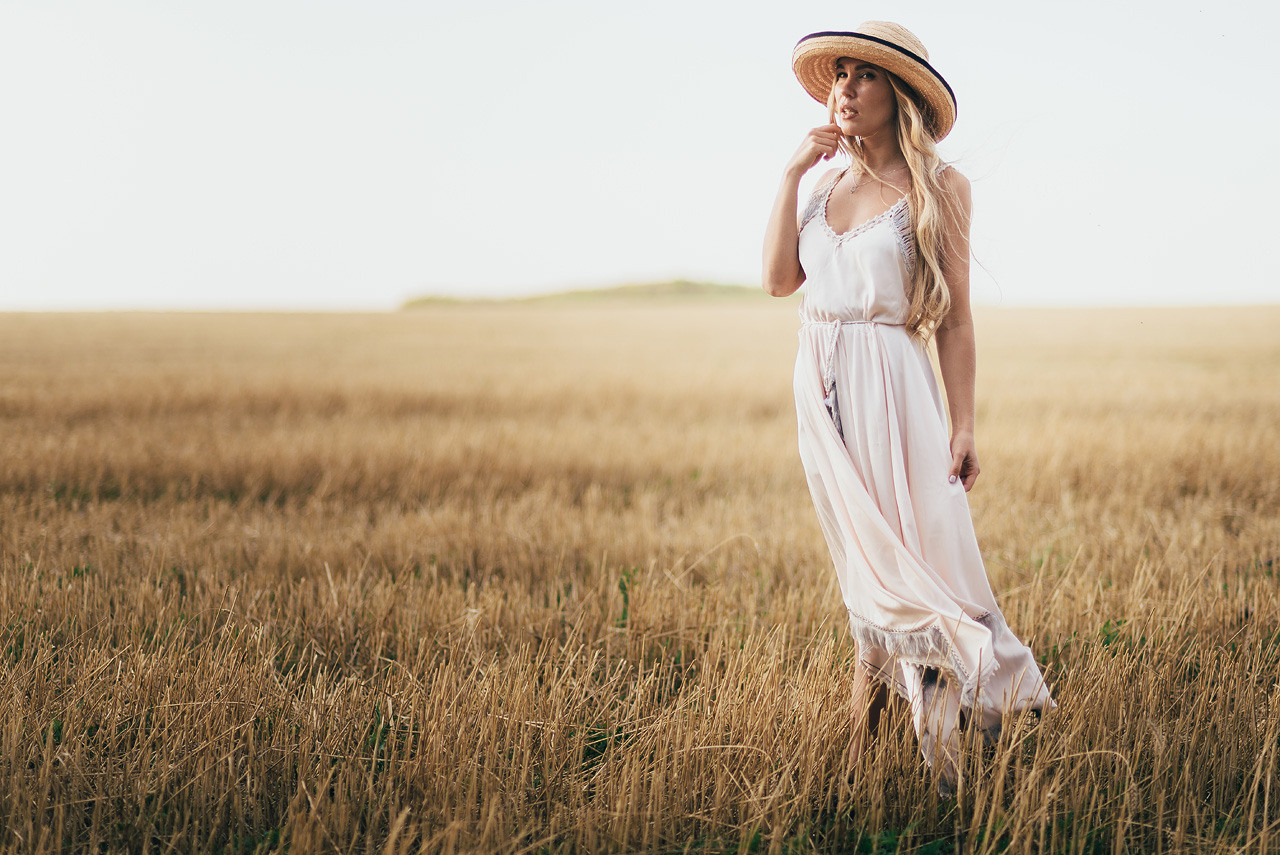 Студийный портрет с аксессуарами — стильный образ девушки в Днепре.