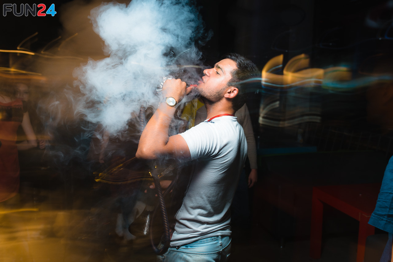 Фотограф у Дніпрі — дівчата спілкуються за барною стійкою в клубі.