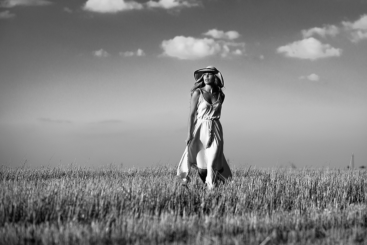 Портрет женщины на фоне осеннего парка в Днепре — теплые цвета и улыбка.